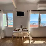 Bay Sea View Old Town Μεντόν